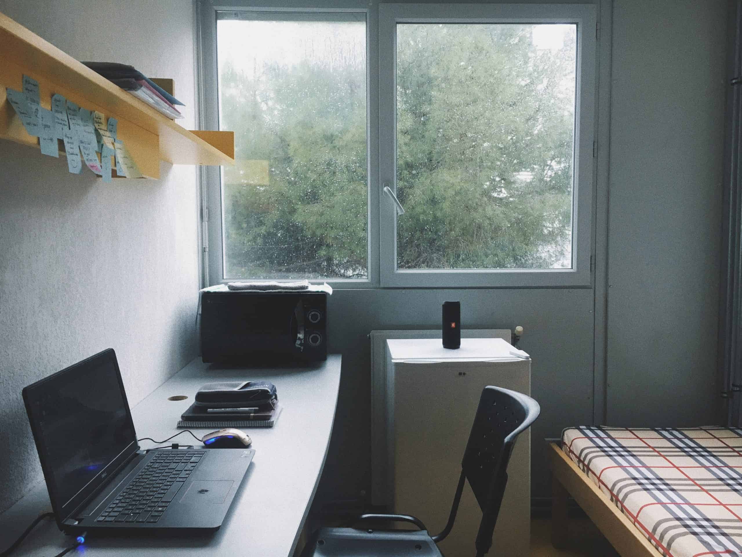 Et lite hjemmekontor med en PC og et skrivebord