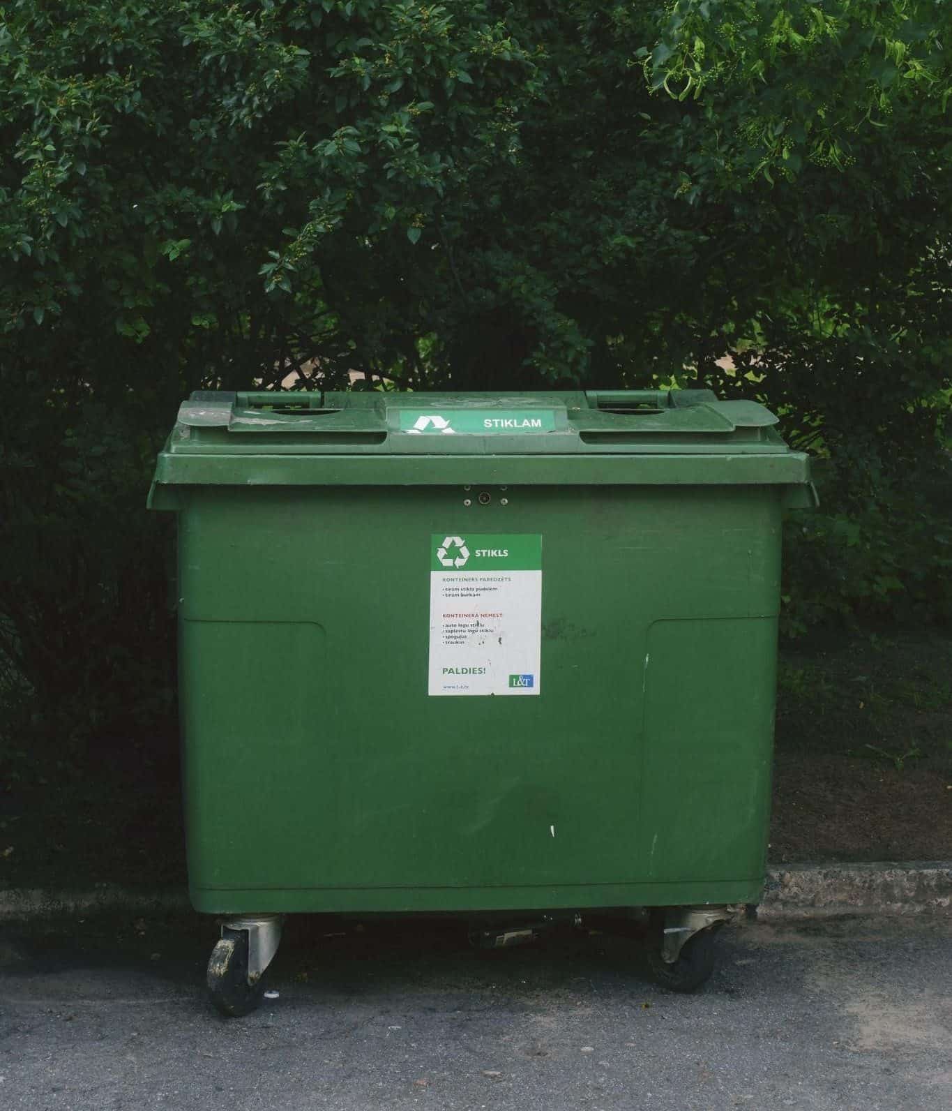 En grønn søppelkasse