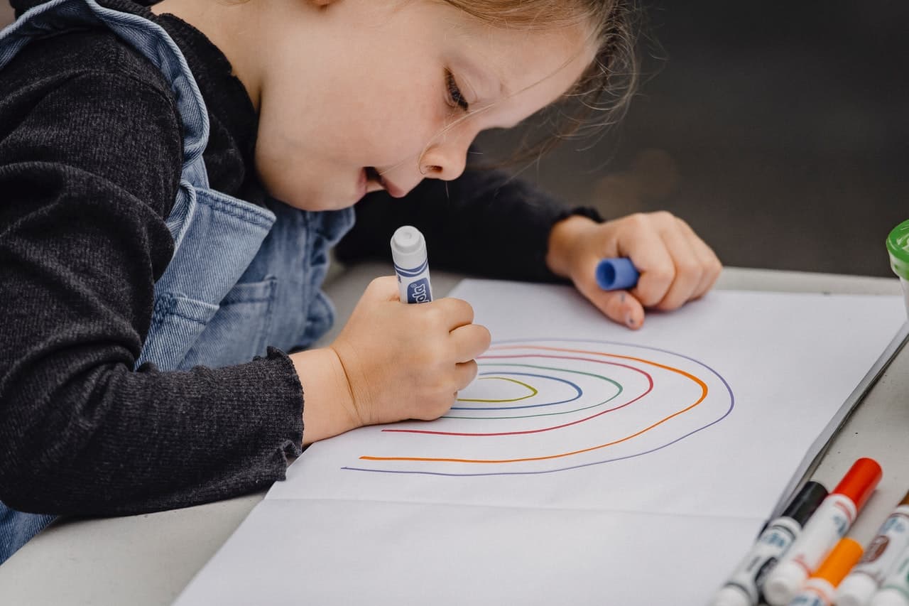 Et barn som tegner på et ark