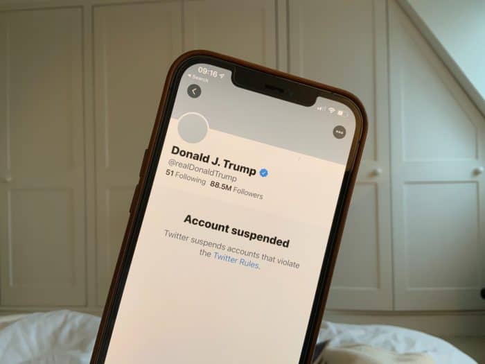 Mobiltelefon som viser den suspenderte Twitter-kontoen til Donald Trump
