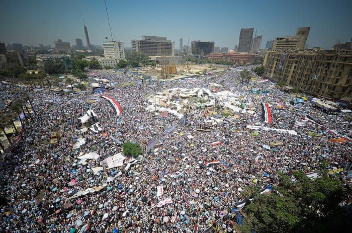 Folkemasser protesterer på Tahirplassen i Egypt