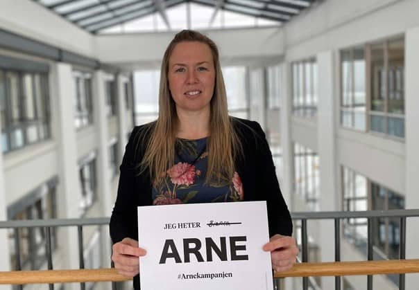 Bianca Louise Larsen var initiativtaker og holder en plakat om Arne-kampanjen