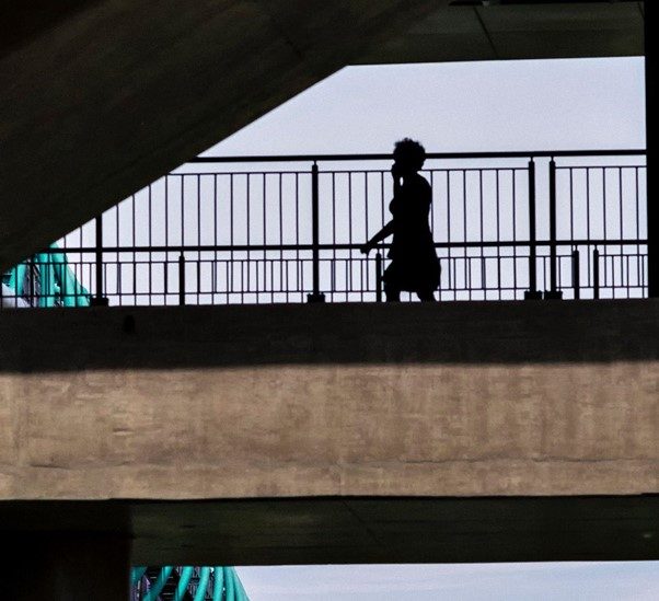 Kvinne gående over bro