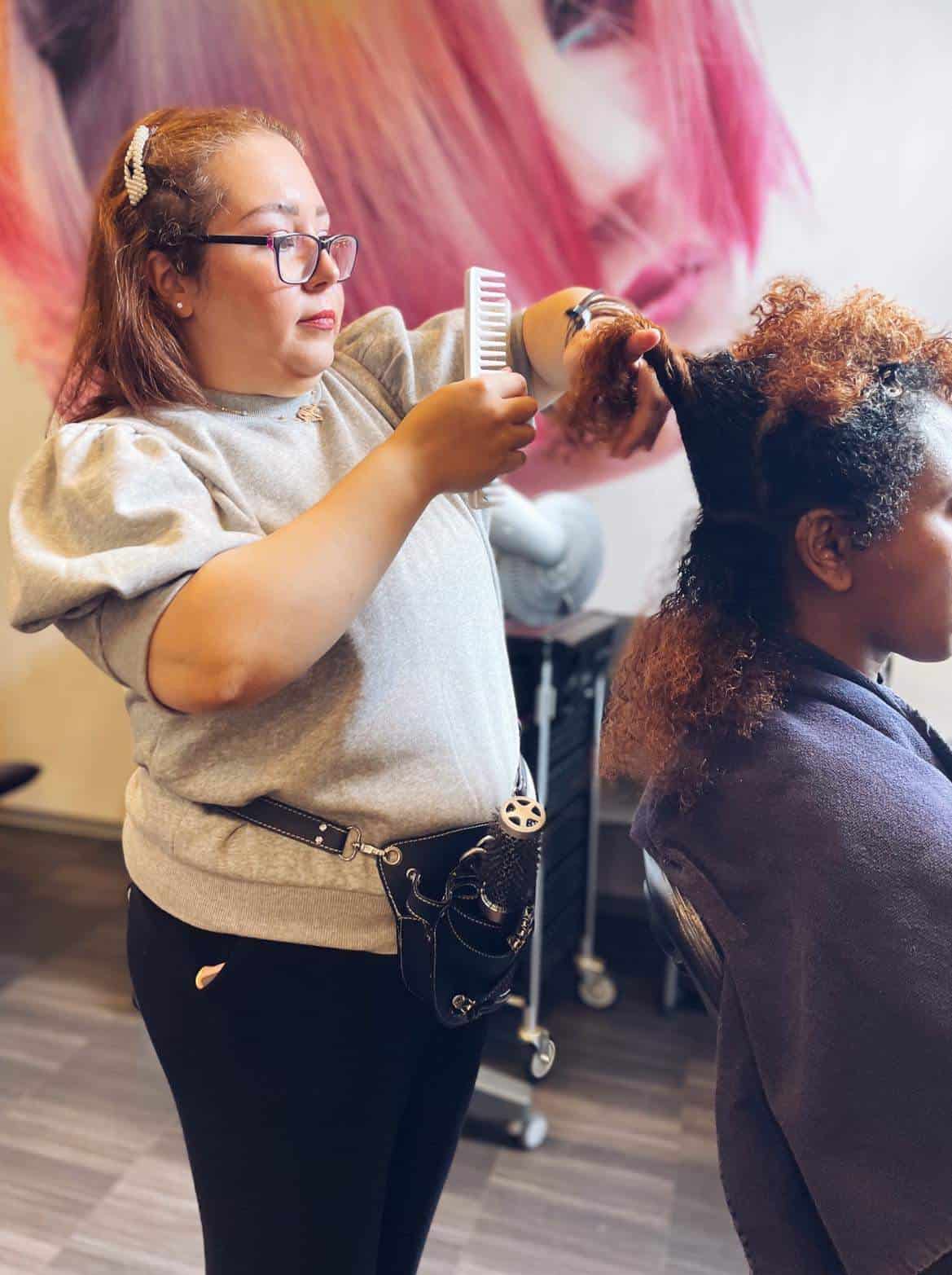 Layal ordner håret til en kunde i frisørsalongen