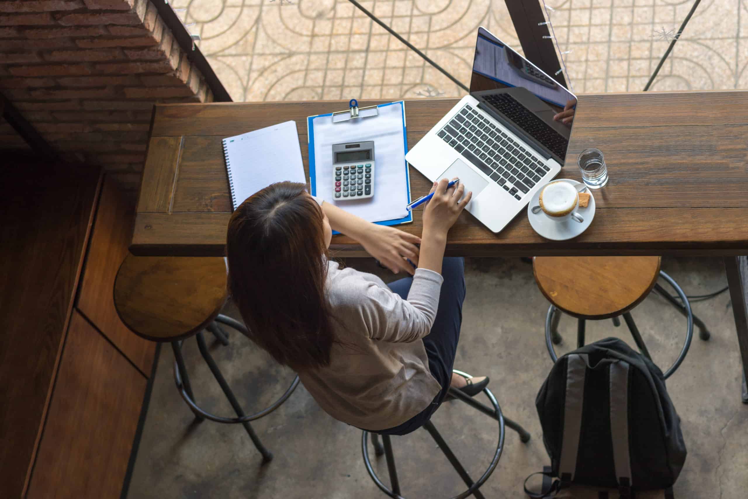 frilanser arbeider på laptop på kafé