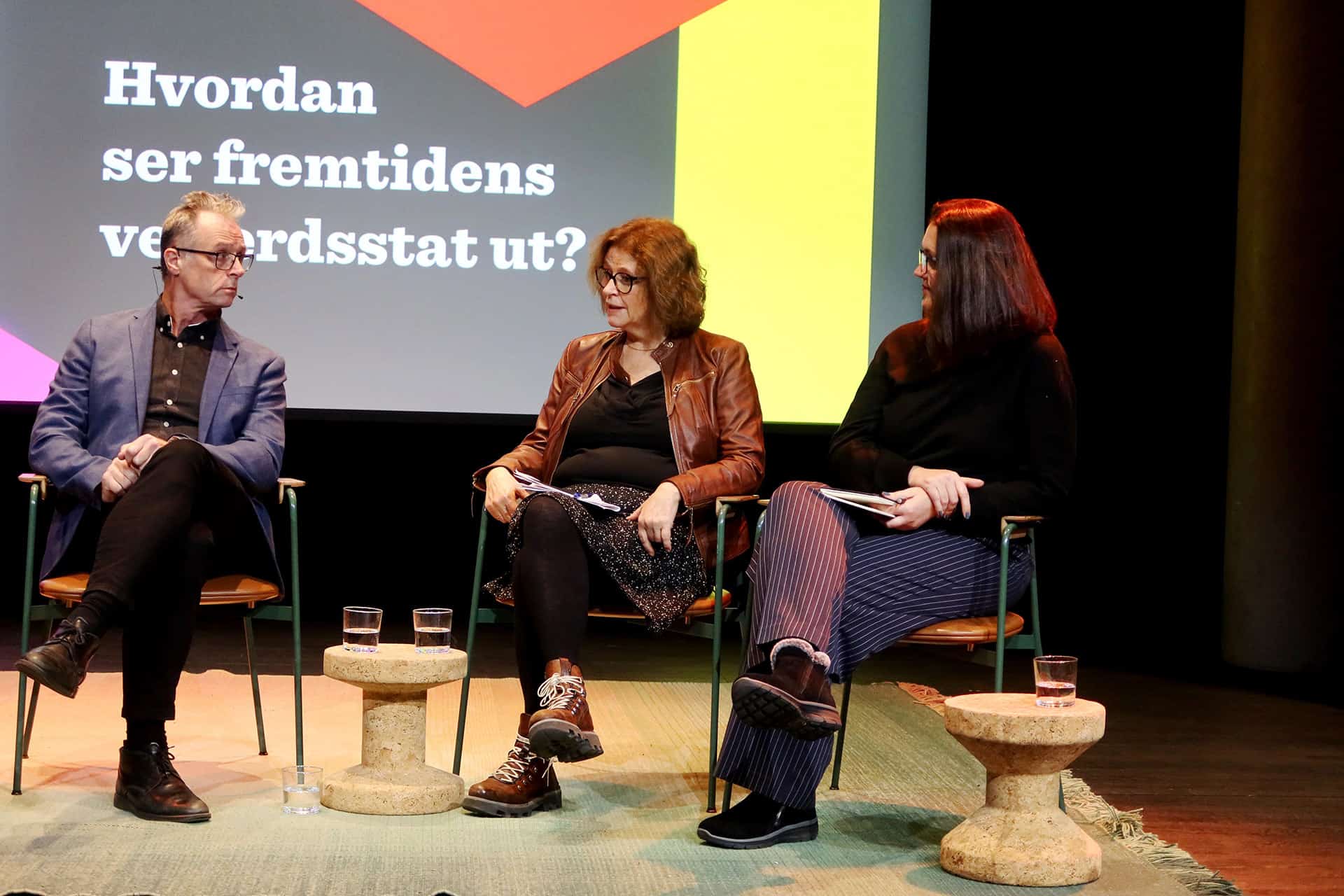 Marit Aure i debatt på scenen under Premisskonferansen 2023, flankert av Erling Holmøy og Heidi Therese Hansen