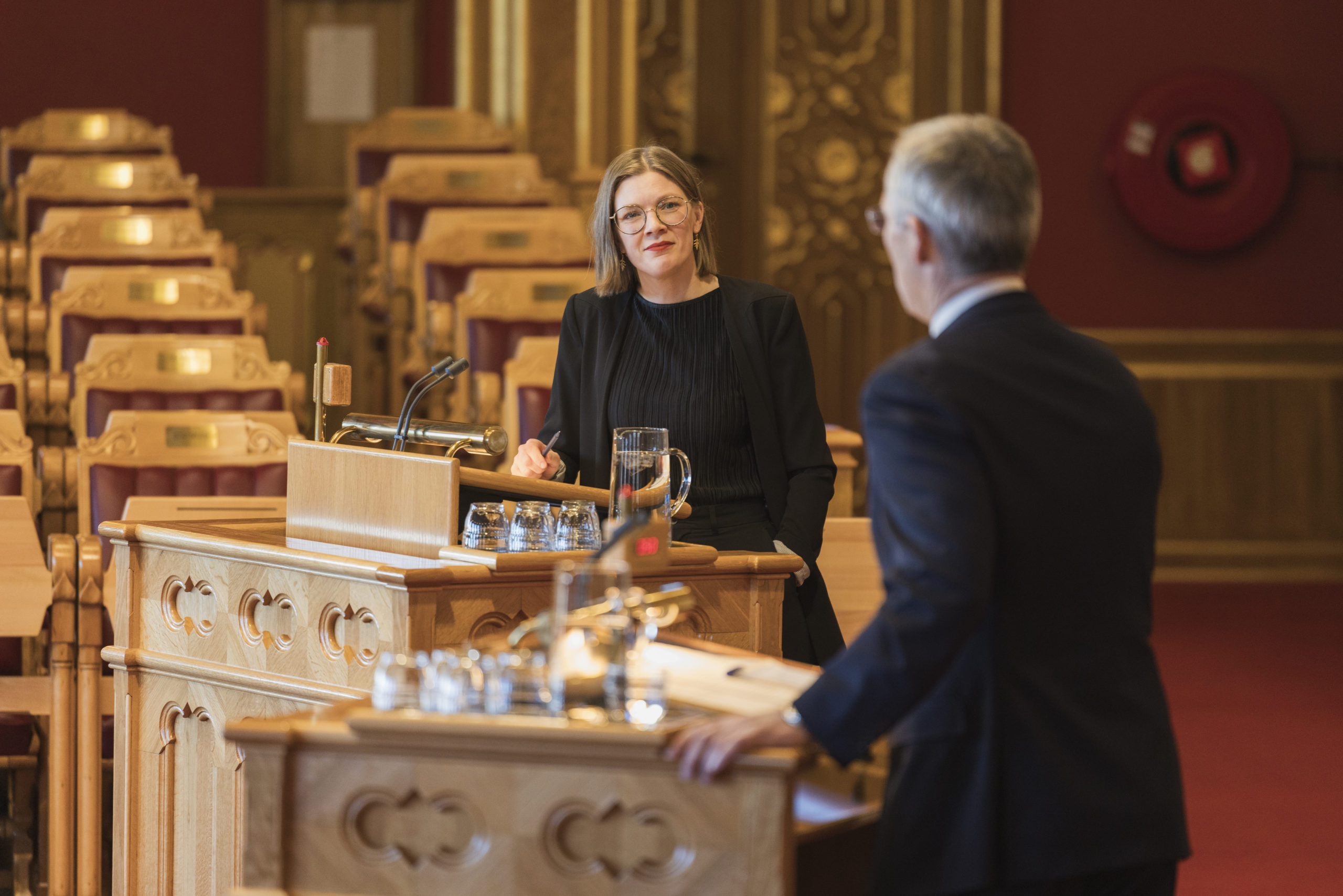 Marie Sneve Martinussen (R) stiller spørsmål til finansminister Jens Stoltenberg (A) under ordinær spørretime.
