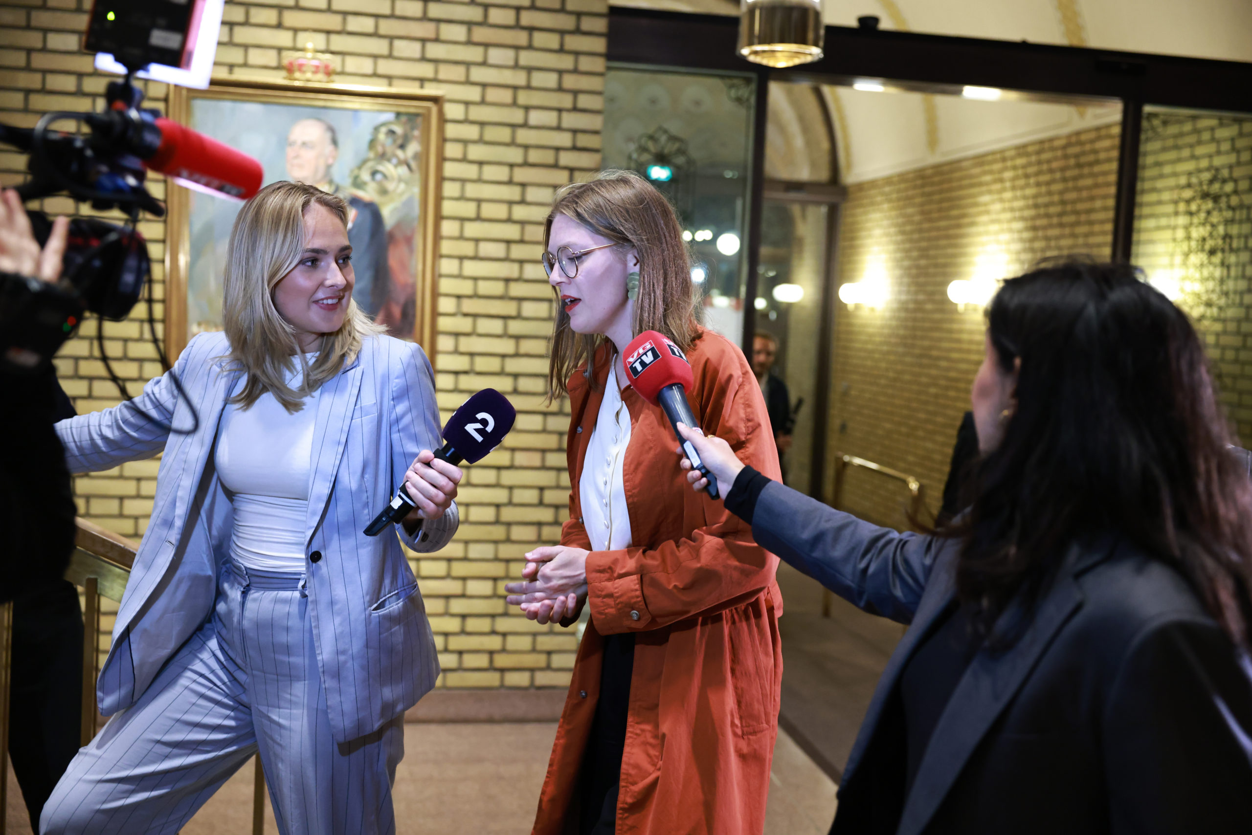 Marie Sneve Martinussen (R) ankommer Stortinget. Foto: Peter Mydske/Stortinget