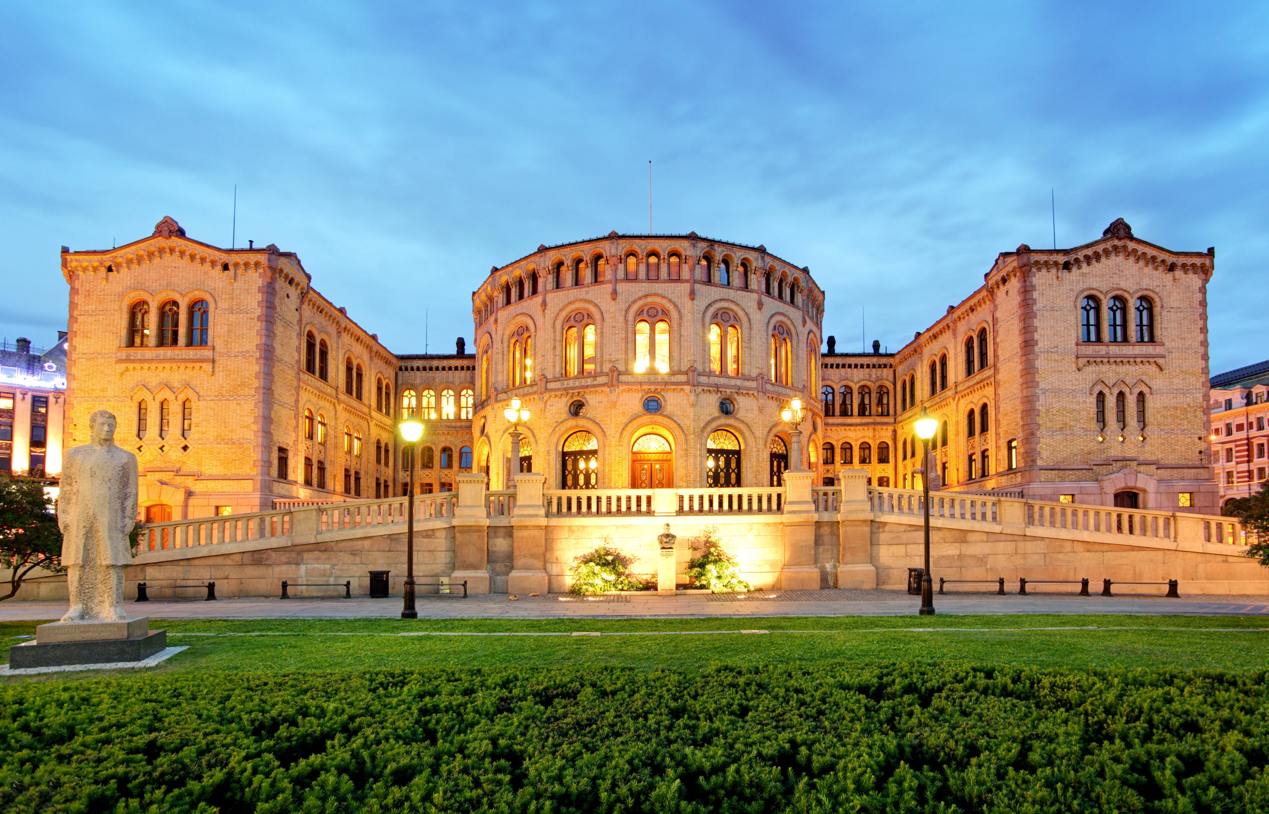 Oslo,Parliament,-,Panorama,At,Night
